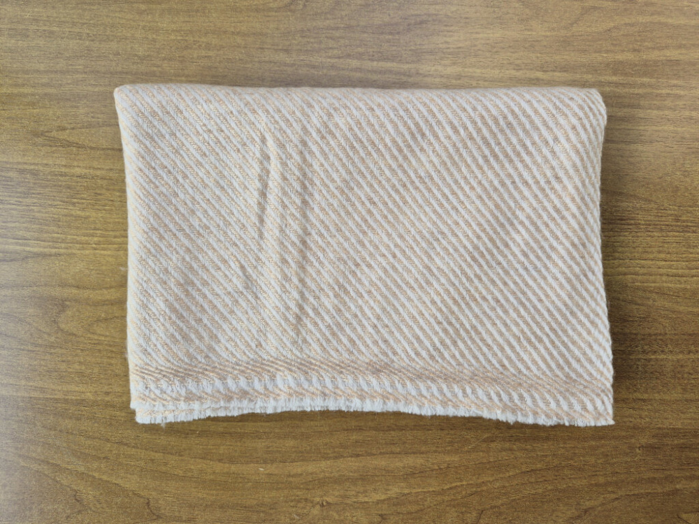 Weicher Kaschmir-Stola in Pfirsich-Creme | handgewebt von LWH | 65×195 cm